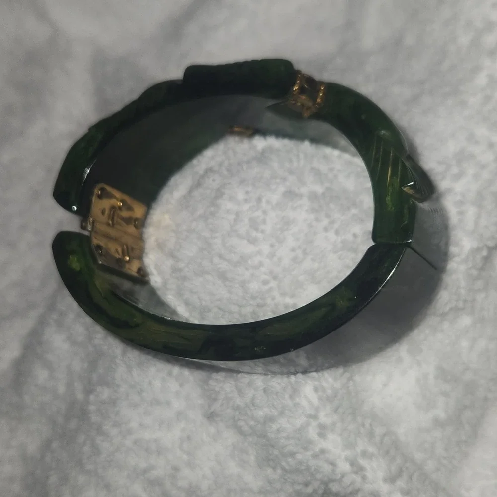 Vintage Green Marbled Bakelite Clamper Bracelet‎ Carved Art Deco Hinged Bangle